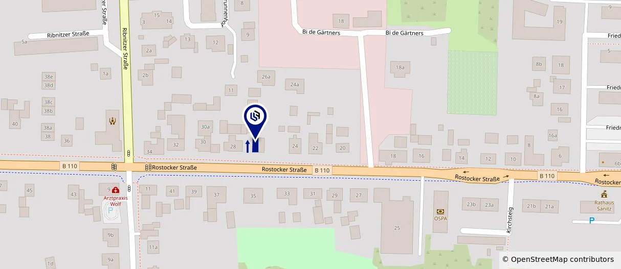 Kartenausschnitt von Sanitz: Die Kanzlei liegt in der Rostocker Straße 26 an der B 110, nördliche Straßenseite, zwischen den Hausnummern 24 und 28, die linke Hälfte des Hauses ist dunkelblau markiert, darüber ein Pin mit dem Kanzlei-Logo. Ein Pfeil zeigt den Weg links am Haus vorbei zum Büro.